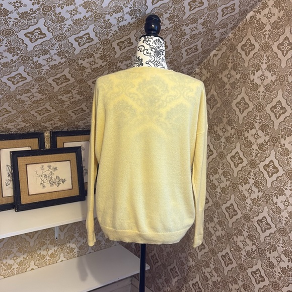 Light yellow J. Crew cashmere sweater oversized fit - Picture 2 of 9